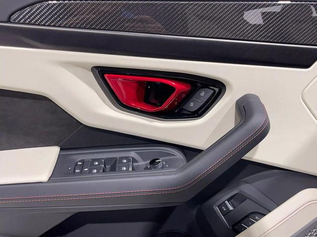 Photo of 2024 White Lamborghini Urus