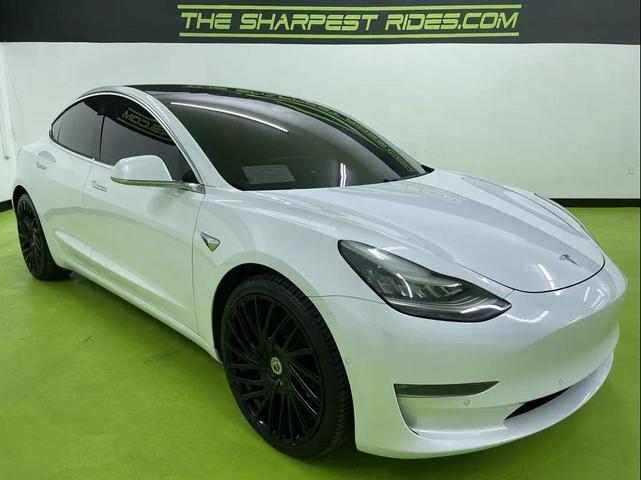 Photo of 2019 White Tesla Model 3