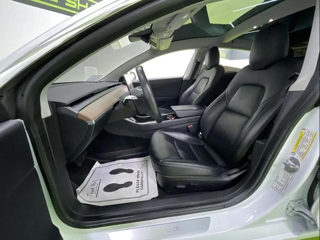 Photo of 2019 White Tesla Model 3