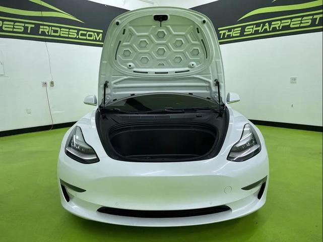 Photo of 2019 White Tesla Model 3