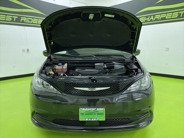 Photo of 2022 Black Chrysler Voyager