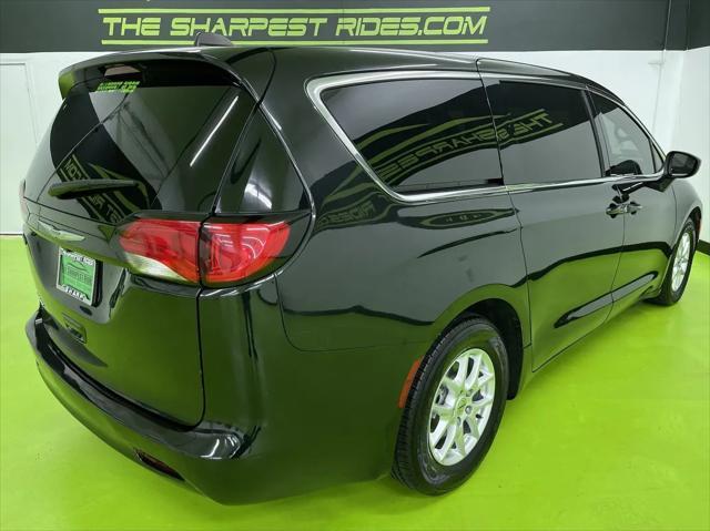 Photo of 2022 Black Chrysler Voyager
