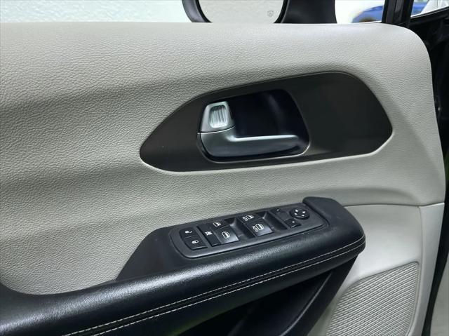 Photo of 2022 Black Chrysler Voyager