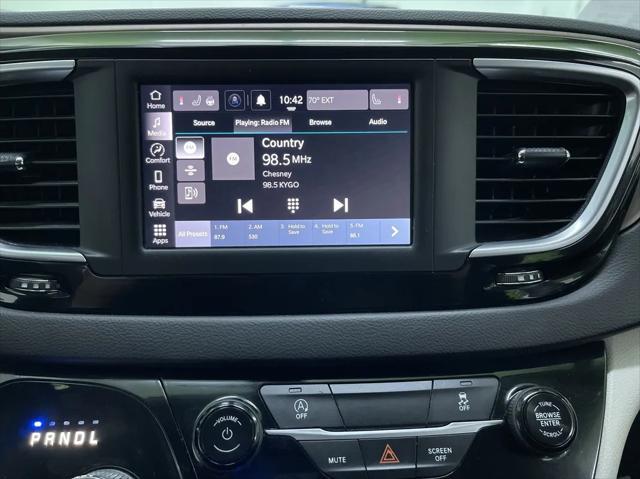 Photo of 2022 Black Chrysler Voyager