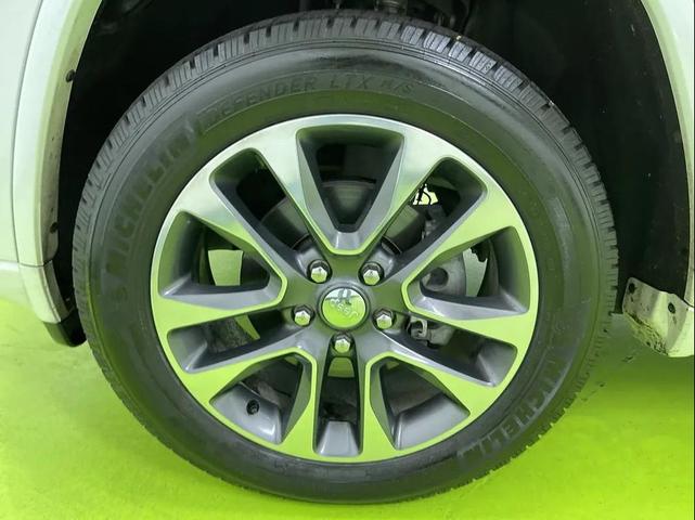 Photo of 2017 Off-white Jeep Grand Cherokee