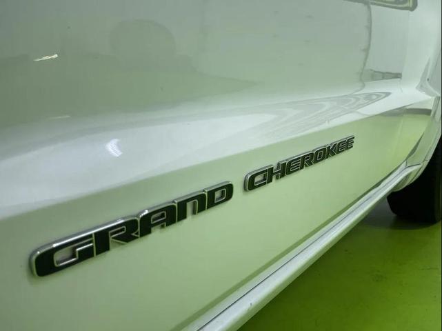 Photo of 2017 Off-white Jeep Grand Cherokee