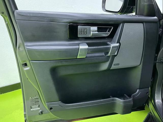 Photo of 2016 Gray Land Rover LR4