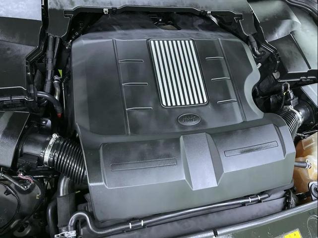 Photo of 2016 Gray Land Rover LR4