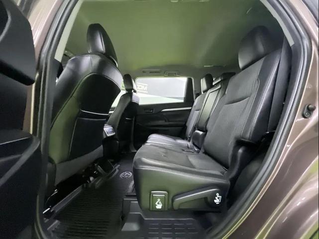 Photo of 2019 Brown Toyota Highlander