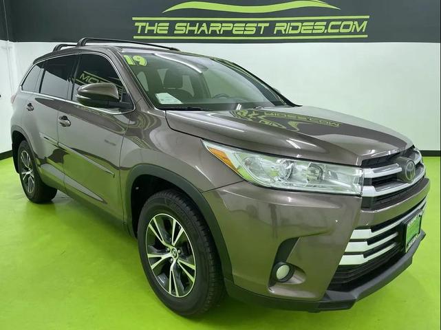 Photo of 2019 Brown Toyota Highlander