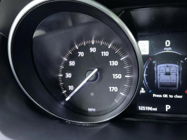 Photo of 2017 White Land Rover Range Rover Sport