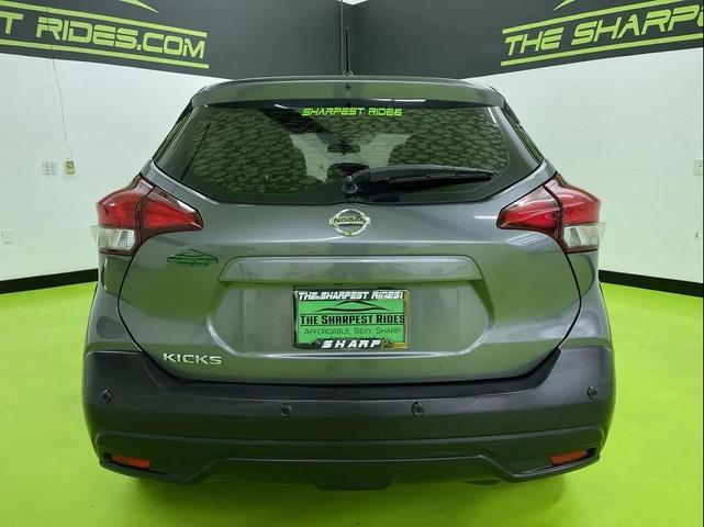 Photo of 2020 Gray Nissan Kicks