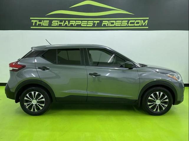 Photo of 2020 Gray Nissan Kicks