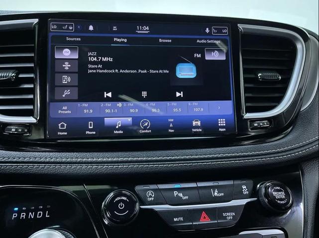 Photo of 2021 White Chrysler Pacifica