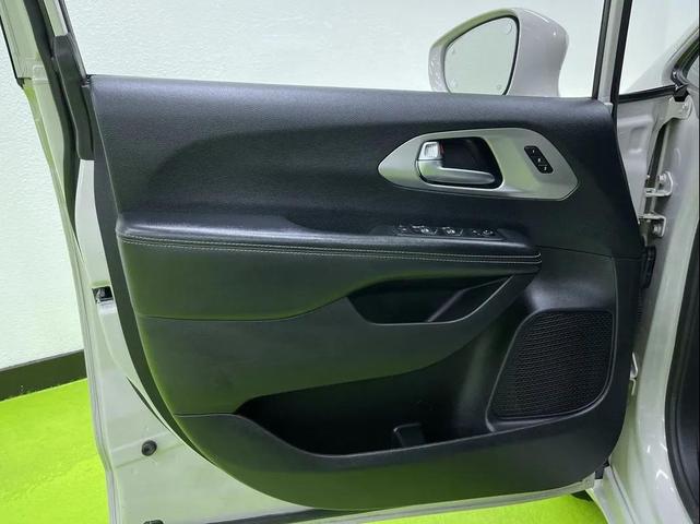 Photo of 2021 White Chrysler Pacifica