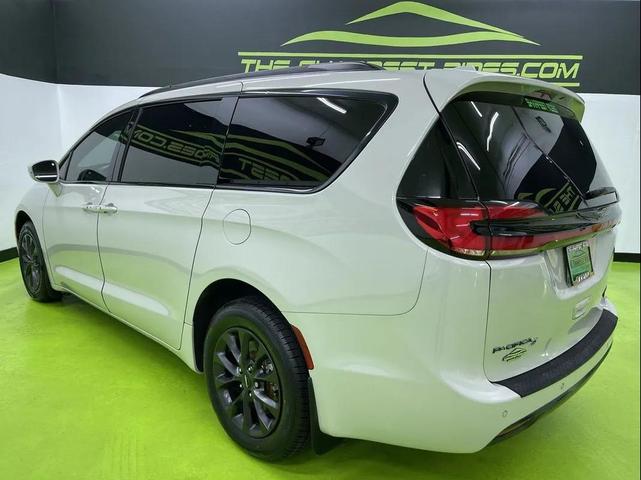 Photo of 2021 White Chrysler Pacifica