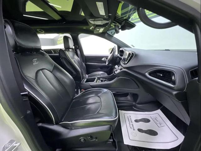 Photo of 2021 White Chrysler Pacifica
