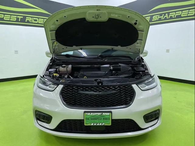 Photo of 2021 White Chrysler Pacifica