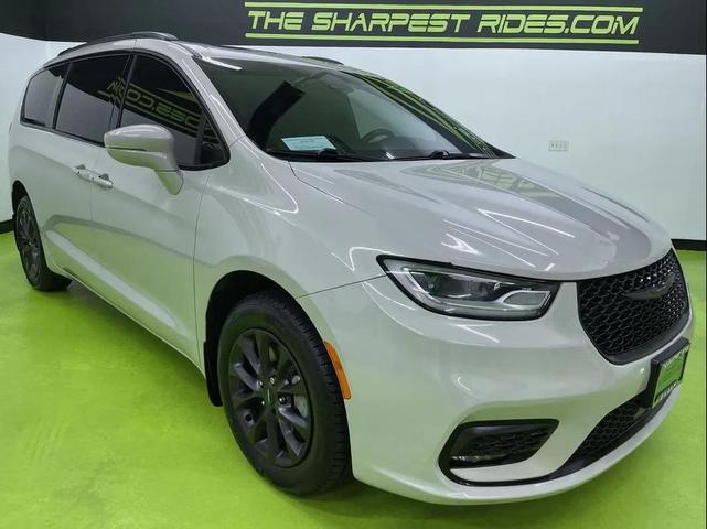 Photo of 2021 White Chrysler Pacifica