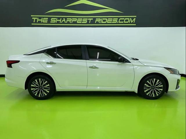 Photo of 2023 White Nissan Altima