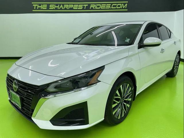 Photo of 2023 White Nissan Altima