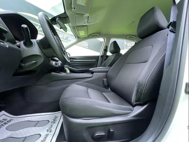 Photo of 2023 White Nissan Altima