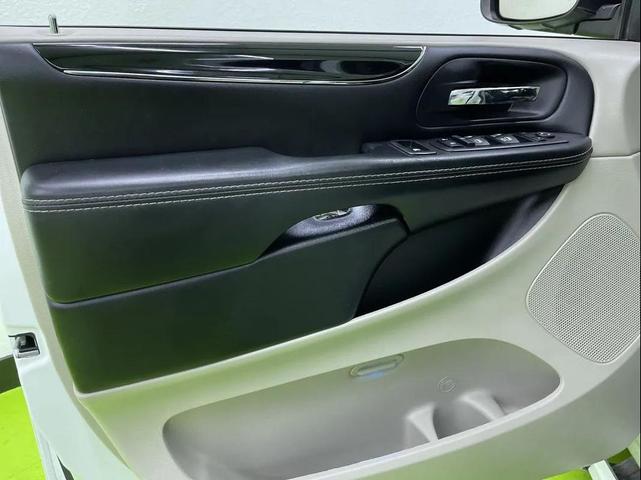 Photo of 2017 White Dodge Grand Caravan