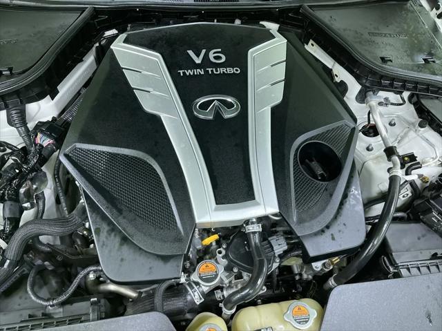 Photo of 2018 White INFINITI Q50