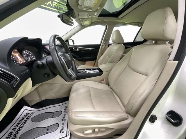 Photo of 2018 White INFINITI Q50