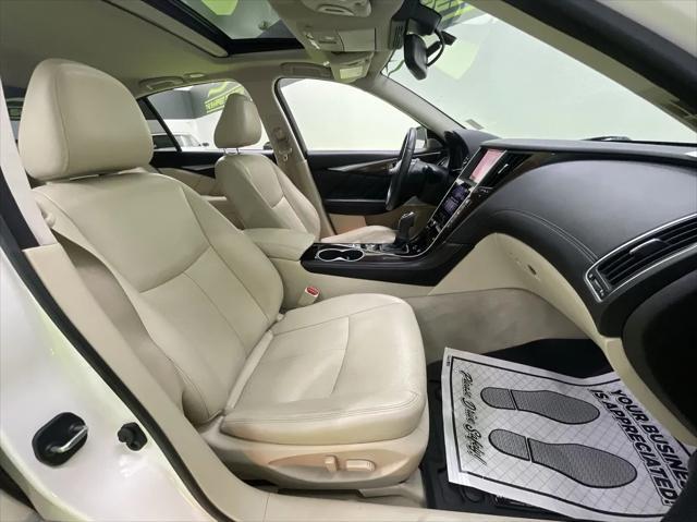 Photo of 2018 White INFINITI Q50