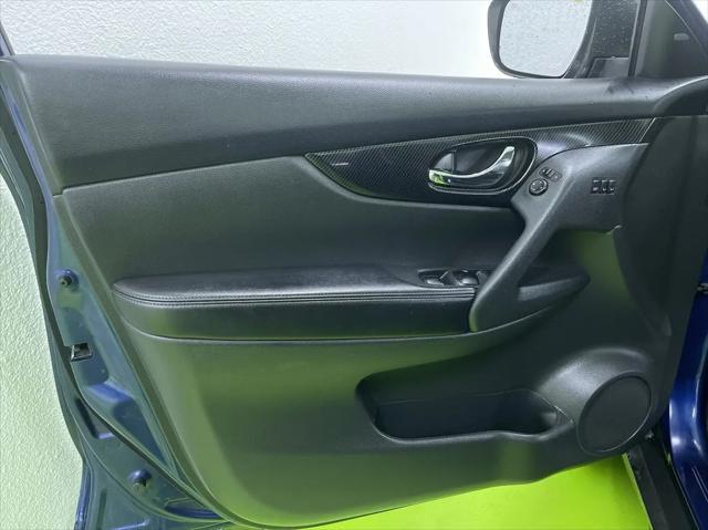 Photo of 2017 Blue Nissan Rogue