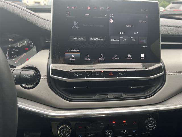 Photo of 2024 Diamond Black Crystal Pearlcoat Jeep Compass