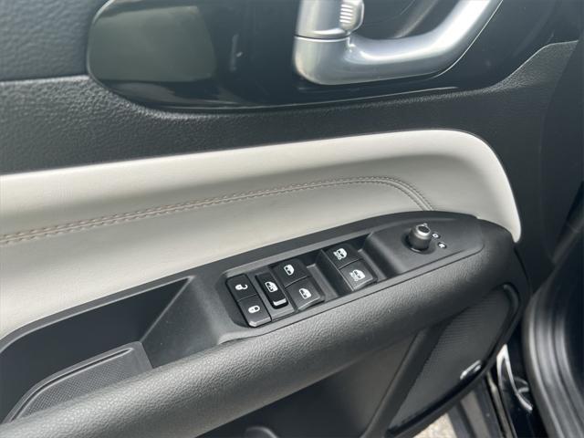 Photo of 2024 Diamond Black Crystal Pearlcoat Jeep Compass