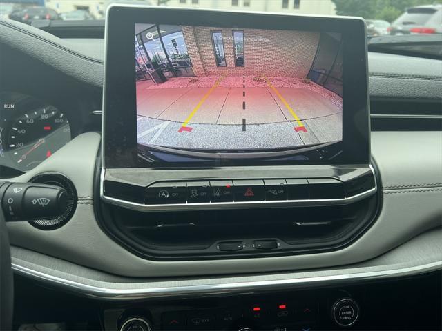 Photo of 2024 Diamond Black Crystal Pearlcoat Jeep Compass