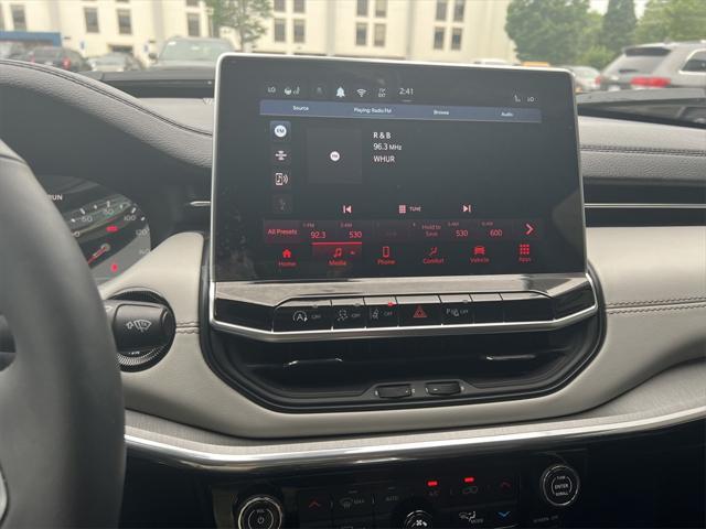 Photo of 2024 Diamond Black Crystal Pearlcoat Jeep Compass