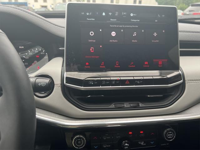 Photo of 2024 Diamond Black Crystal Pearlcoat Jeep Compass