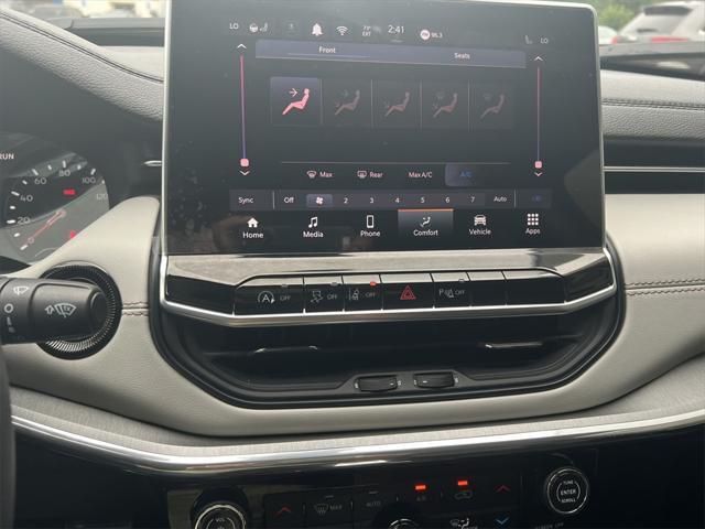 Photo of 2024 Diamond Black Crystal Pearlcoat Jeep Compass