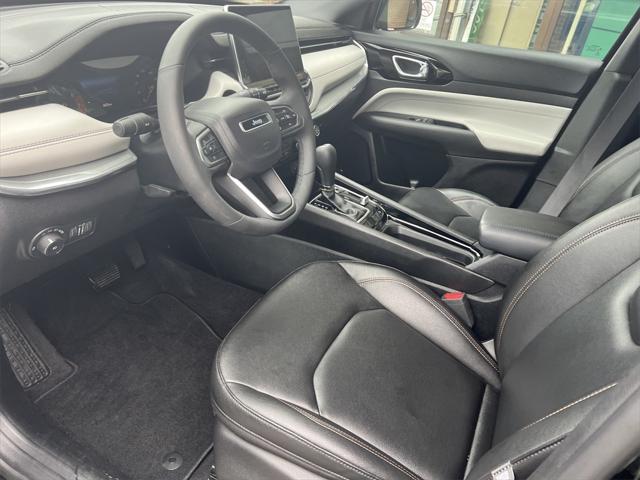 Photo of 2024 Diamond Black Crystal Pearlcoat Jeep Compass