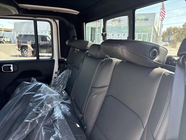 Photo of 2025 Bright White Jeep Gladiator