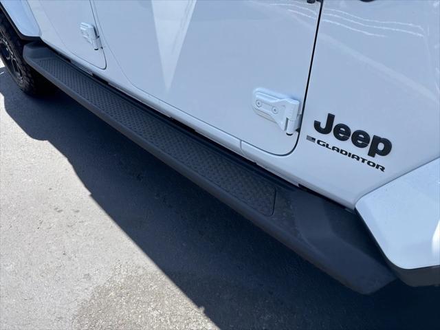 Photo of 2025 Bright White Jeep Gladiator