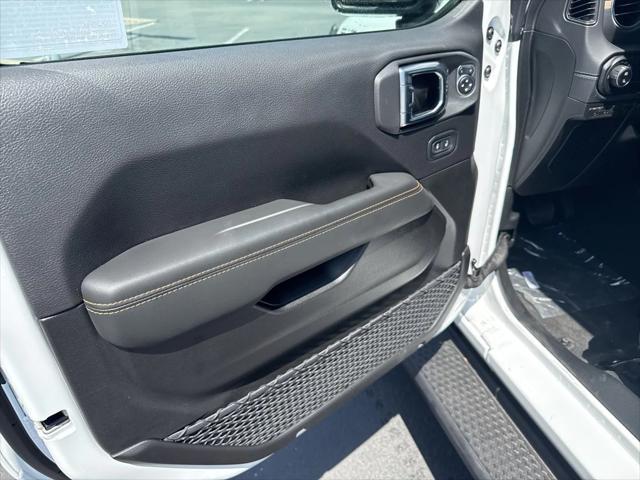 Photo of 2025 Bright White Jeep Gladiator