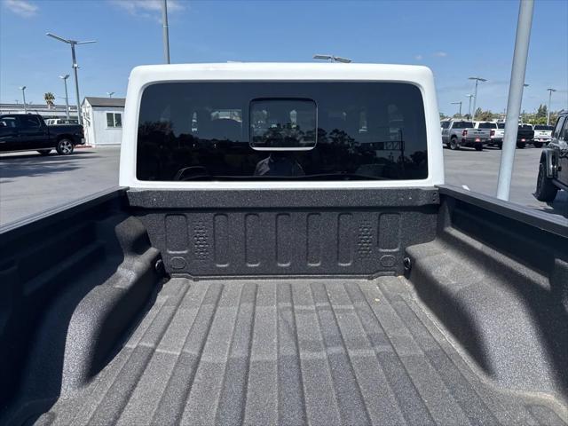 Photo of 2025 Bright White Jeep Gladiator