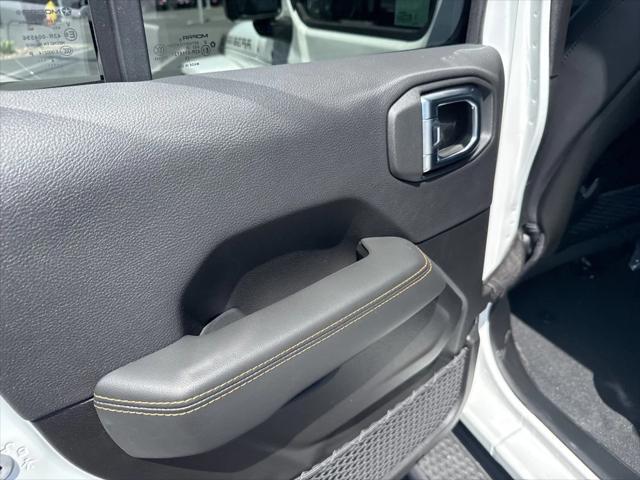 Photo of 2025 Bright White Jeep Gladiator
