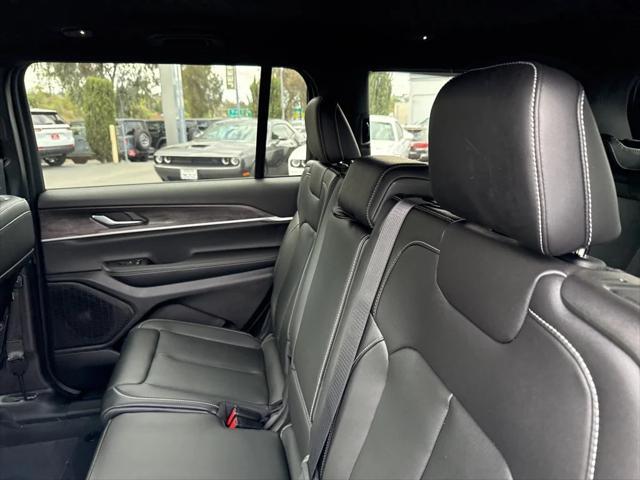 Photo of 2025 Bright White Clearcoat Jeep Grand Cherokee L