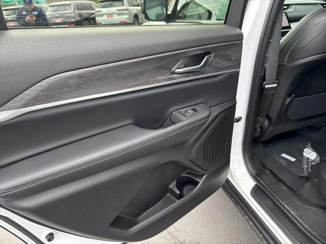 Photo of 2025 Bright White Clearcoat Jeep Grand Cherokee L