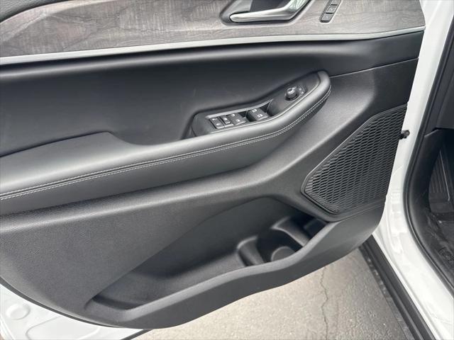 Photo of 2025 Bright White Clearcoat Jeep Grand Cherokee L
