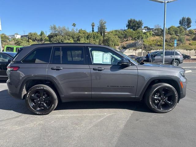 Photo of 2024 Baltic Gray Jeep Grand Cherokee