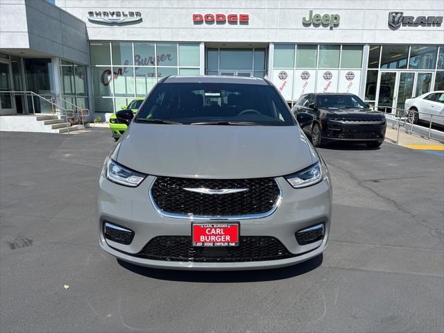 Photo of 2025 Ceramic Gray Chrysler Pacifica