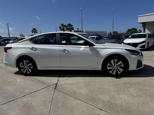 Photo of 2025 Glacier White Nissan Altima