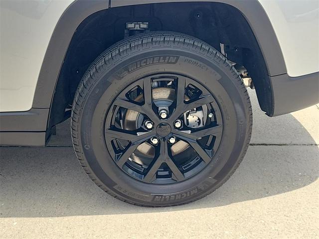 Photo of 2024 Silver Zynith Jeep Grand Cherokee